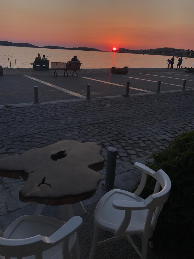 Ayshe Hotel Foça Bagian luar foto