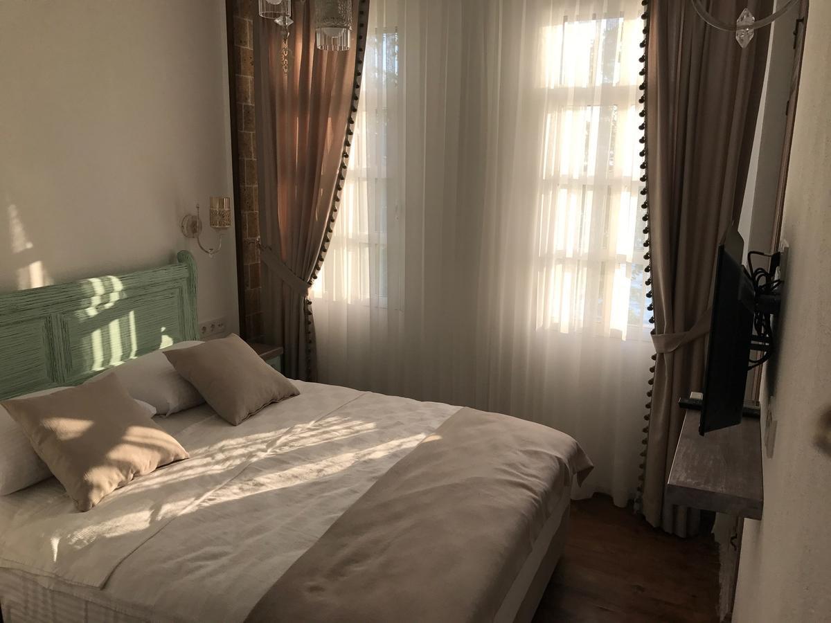 Ayshe Hotel Foça Bagian luar foto