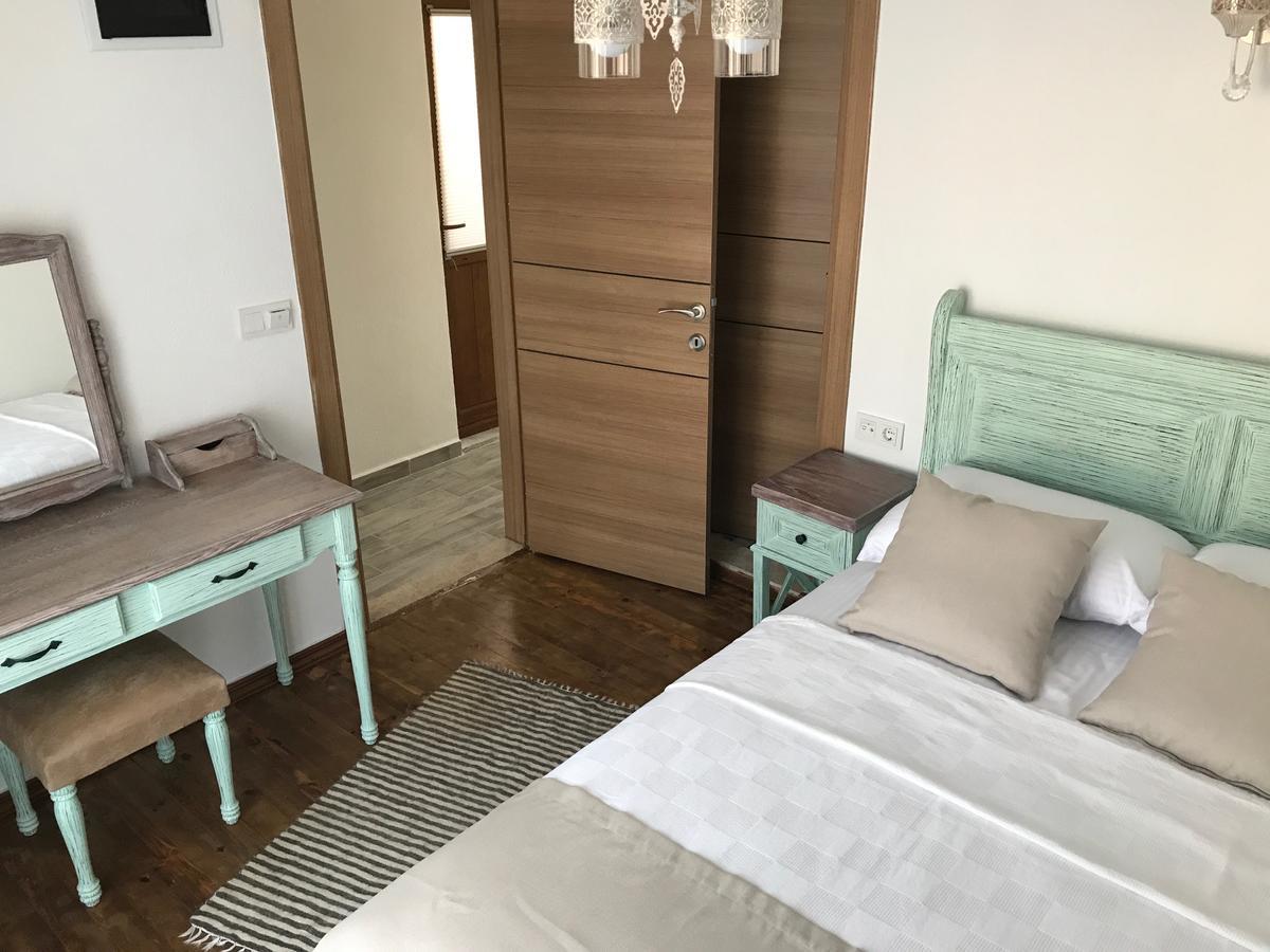 Ayshe Hotel Foça Bagian luar foto