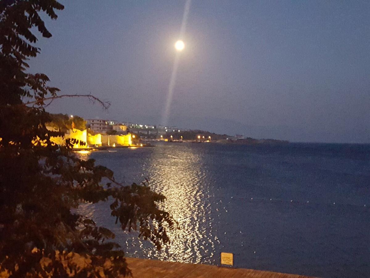 Ayshe Hotel Foça Bagian luar foto